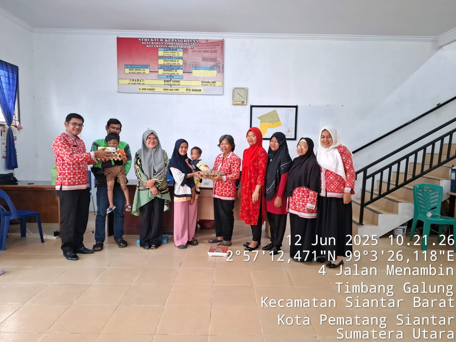 ASN & PPPK Siantar Barat Serahkan Makanan Tambahan untuk Anak Stunting dari Hasil Sedekah Sampah